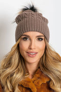 Bonnet d'hiver pour femmes design moderne élégant matelassé coton cashmere pompon fourrure noir ajusté coupe douce style intemporel