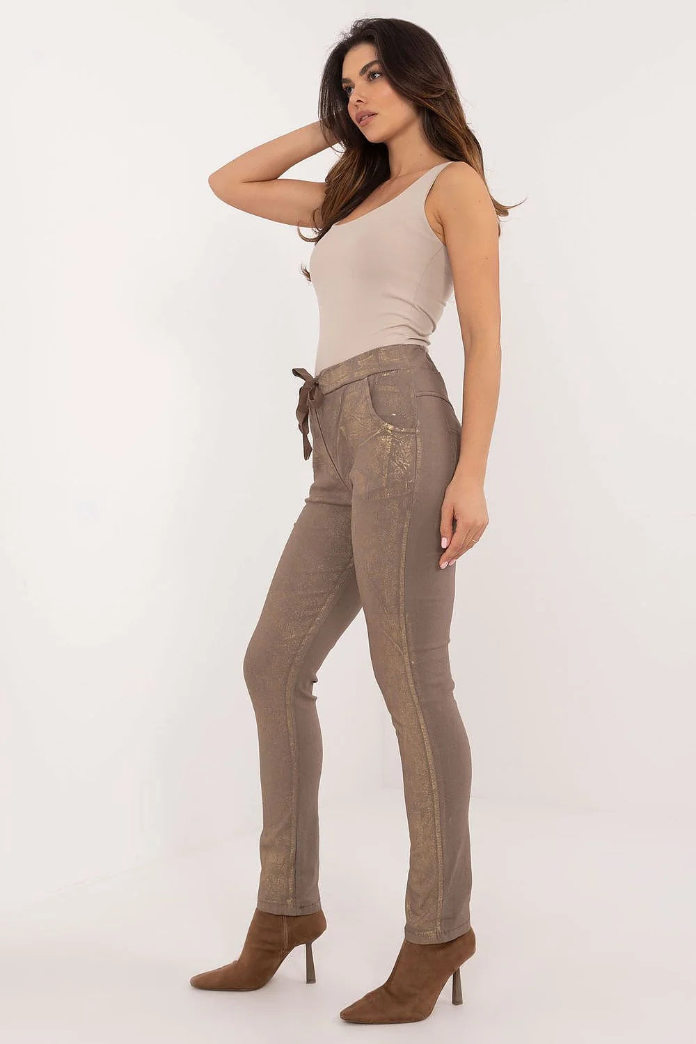 Ensemble mode femme haut débardeur beige pantalon métallisé doré taille haute ceinture nœud bottines marron