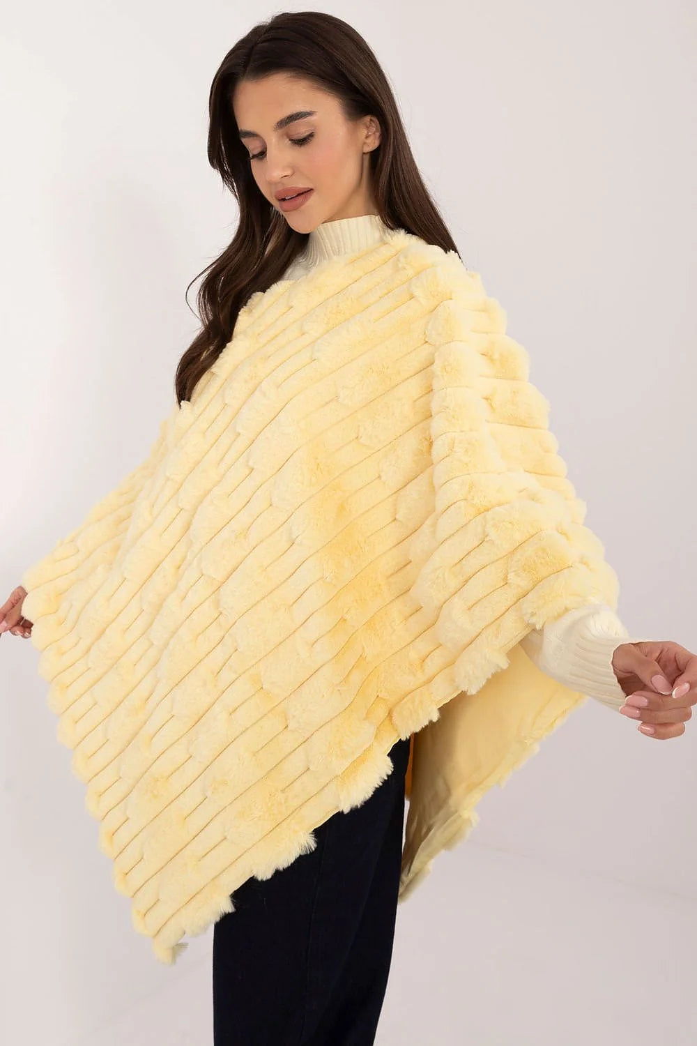 Poncho féminin en fausse fourrure texturenée style casual automne hiver couleur jaune pastel manches larges col roulé