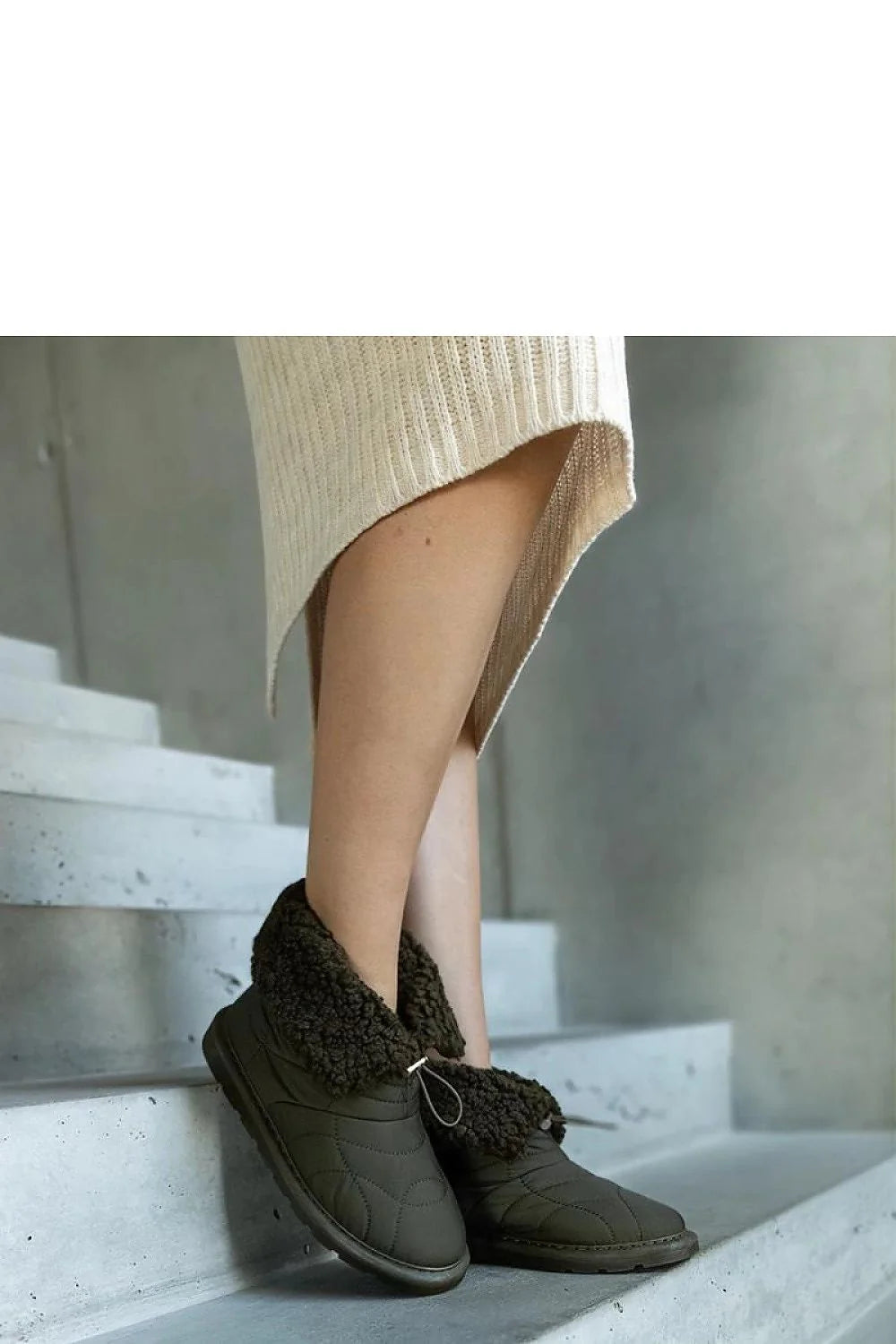Bottines pour femmes en tissu matelassé couleur kaki foncé avec doublure en fourrure synthétique, design moderne et confortable, semelle en caoutchouc, fermeture à lacets