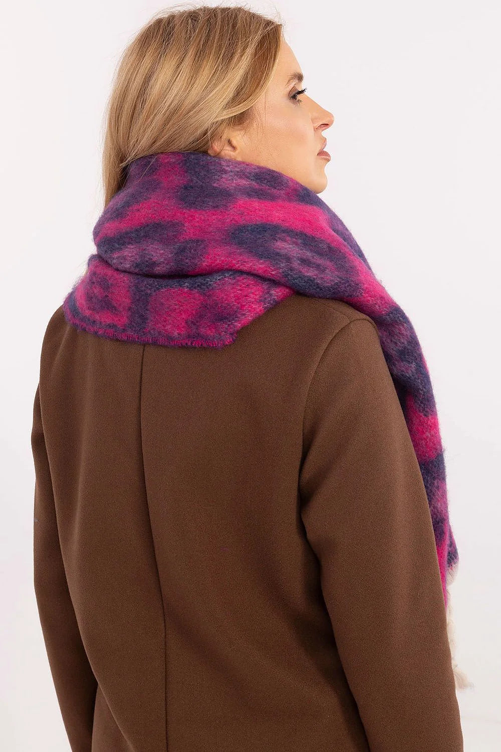 Écharpe féminine style audacieux motif leopard抽象, couleurs vives rose et bleu marine, franges torsadées, matière douce, idéale pour les saisons froides, accessoire mode hiver