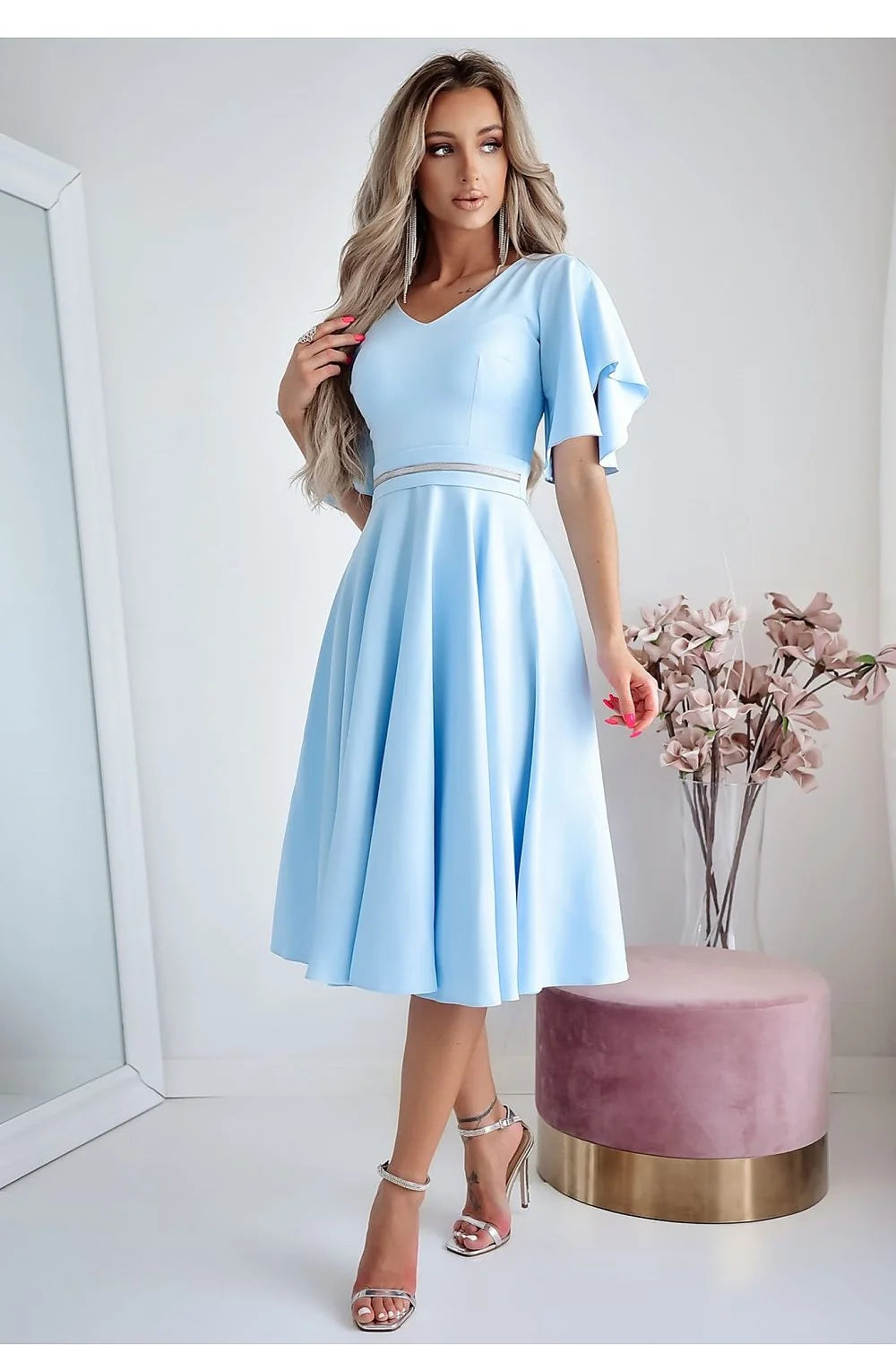 robe cocktail élégante bleu pastel fluide manches volantées décolleté V taille cintrée ceinture bande transparente liseré argenté jupe mi mollet