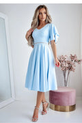 robe cocktail élégante bleu pastel fluide manches volantées décolleté V taille cintrée ceinture bande transparente liseré argenté jupe mi mollet