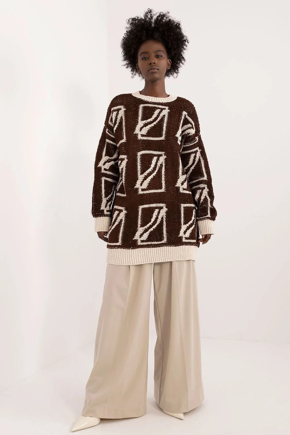 pull femme oversize long tunique maille épaisse marron écru motif géométrique carré col rond finitions bordcôtes manches longues coupe loose