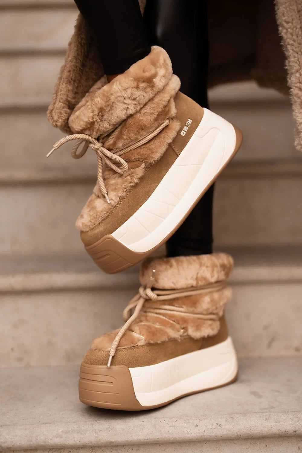 Bottes de neige pour femmes design moderne fonctionnel fausse fourrure beige cuir daim semelle antidérapante hauteur cheville lacets beige