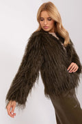 Veste en fausse fourrure pour femmes, design luxueux, moderne, couleur marron foncé, coupe ample, manches évasées, finitions soignées, style intemporel, occasions habillées ou décontractées