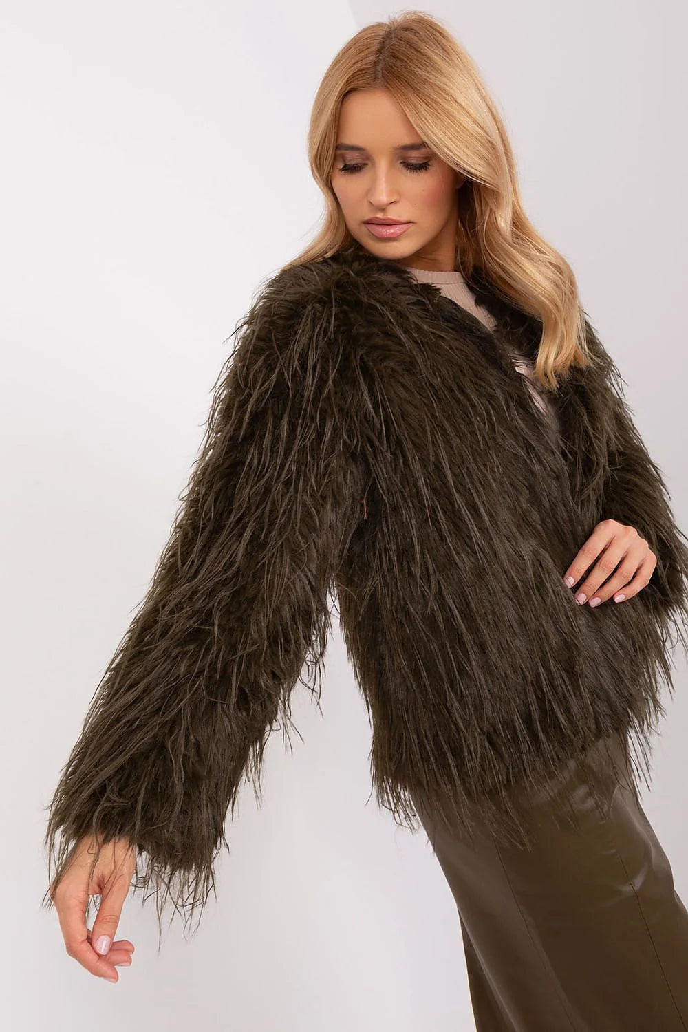 Veste en fausse fourrure pour femmes, design luxueux, moderne, couleur marron foncé, coupe ample, manches évasées, finitions soignées, style intemporel, occasions habillées ou décontractées
