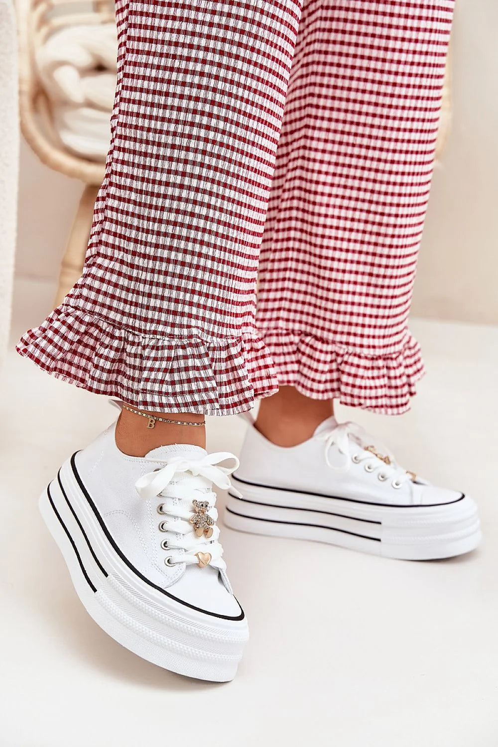 baskets femme modernes plateforme blanches textile cuir artificiel confortables tendance basses bout rond semelle épaisse étagée lacets ruban