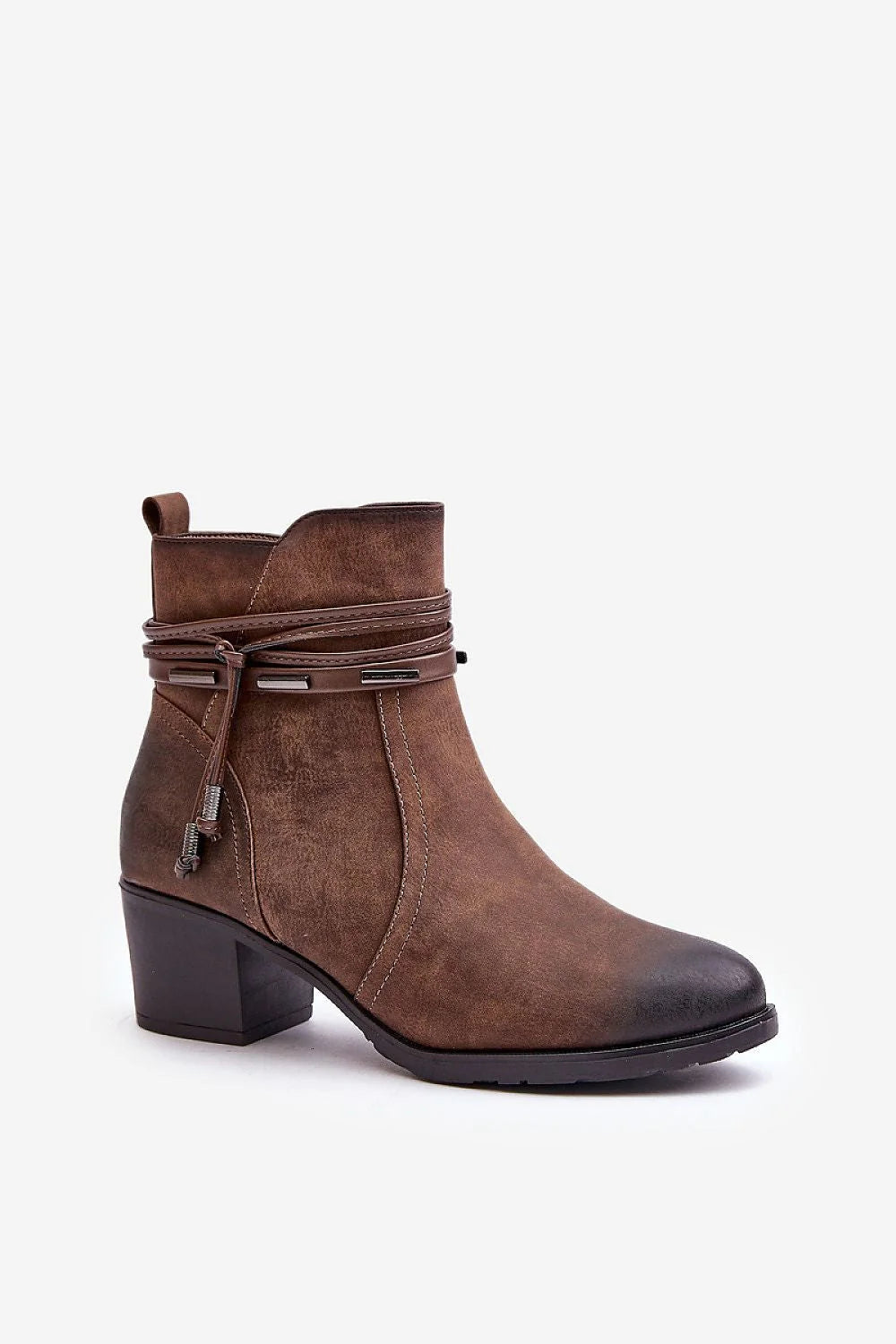 bottines femme suédine marron bout rond cheville montante talon carré semelle caoutchouc doublure isolante fermeture zippée lanières décoratives coutures apparentes
