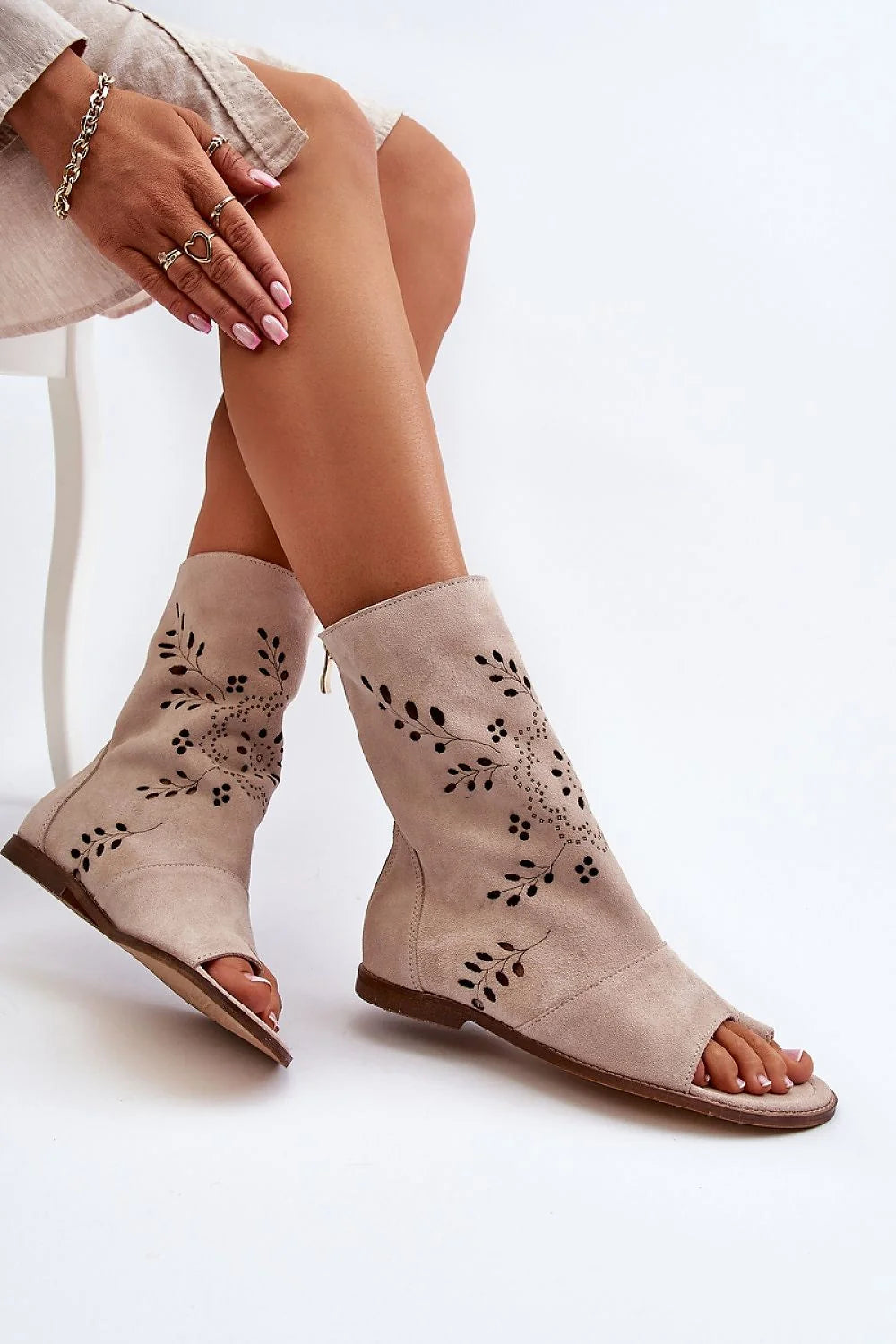 bottines femme bohème ouvertureorteils motifs floraux daim suédine beige semelle cuir talon1cm ajourées perforations décoratives fermeturezippée respirantes printanières