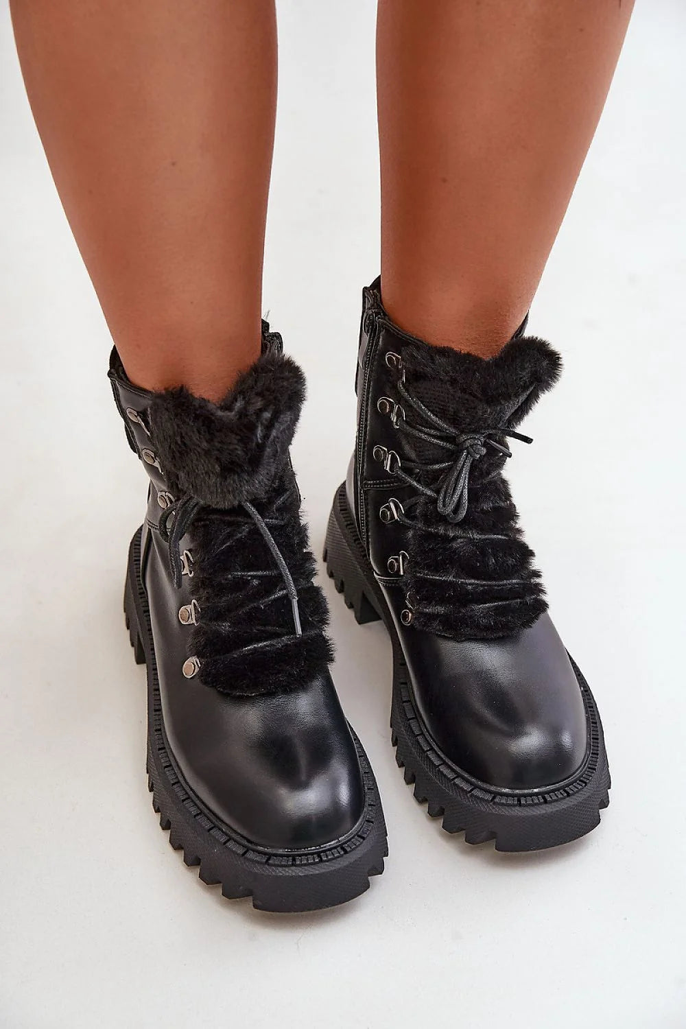 bottines femme simili cuir noir montantes rangers bout rond semelle crantée épaisse col doublé fourrure laçage fermeture éclair