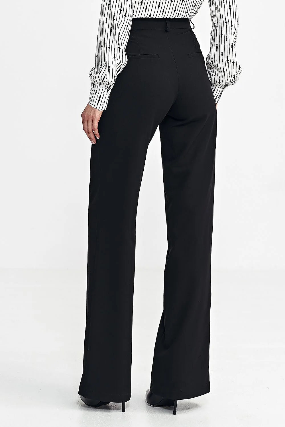 Pantalon long pour femme, coupe ajustée, taille haute, jambes larges, design moderne, élégant, couleur noire, occasion professionnelle, look intemporel, matière douce, fermeture discrète, poches pratiques