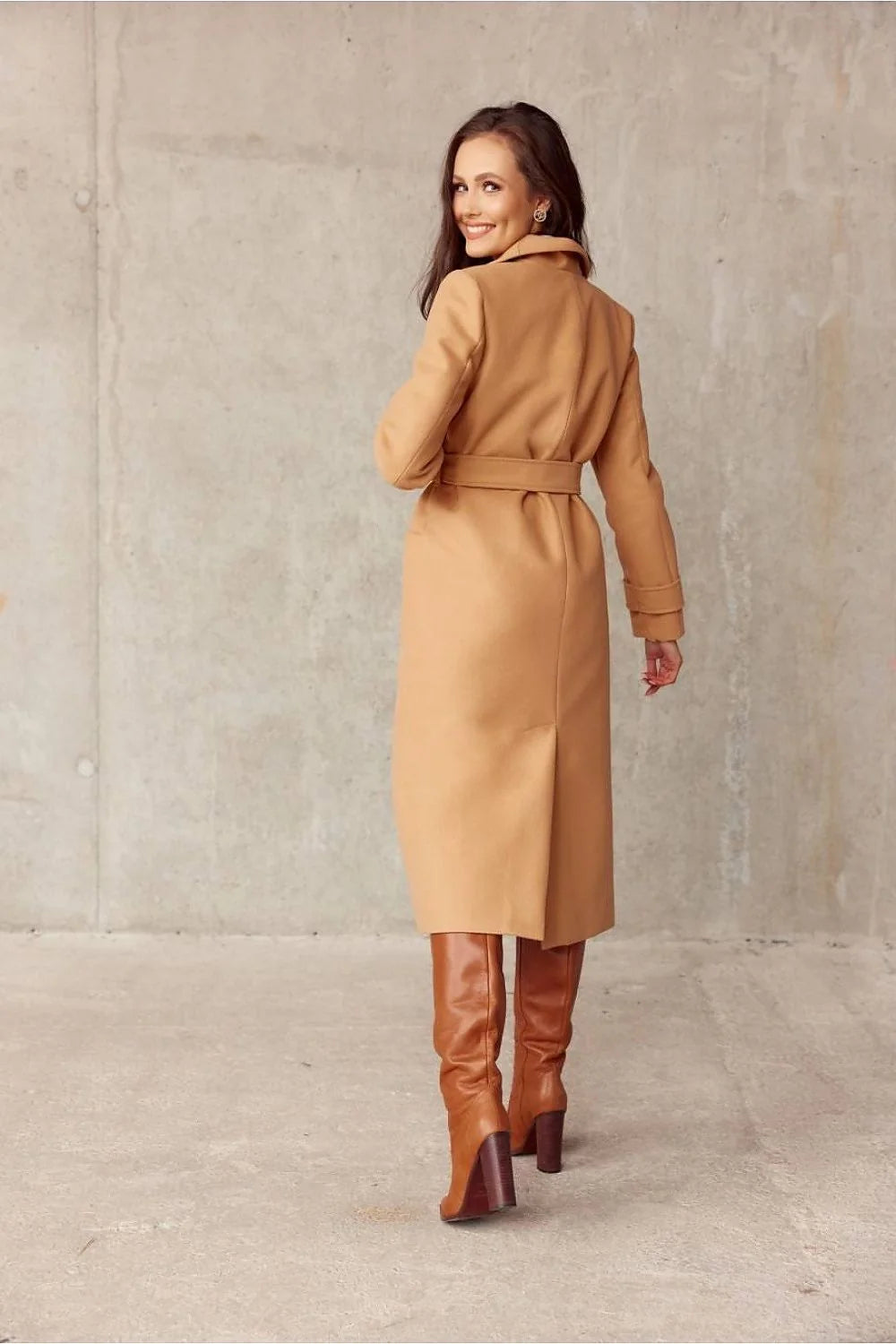 Manteau long élégant pour femme en couleur camel, col montant, ceinture intégrée, manches longues, coupe ajustée, style intemporel, idéal pour l'automne et l'hiver