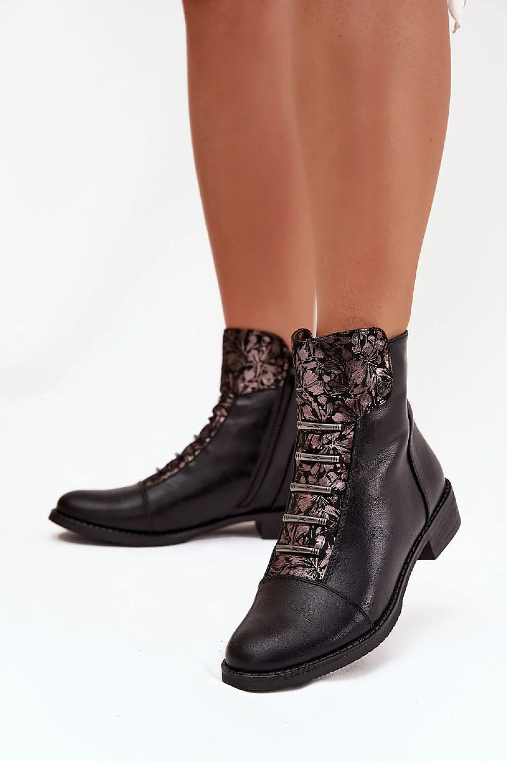 Jezzi bottines similicuir noir cheville montante bout arrondi talon bas carré doublure fourrure synthétique brocart floral rose métallisé