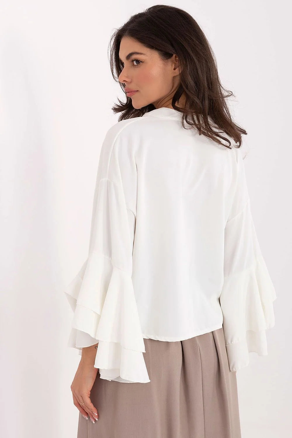 chemise femme blanche manches longues volants superposés col montant boutonnée poche poitrine coupe courte fluide drapée polyester élasthanne stretch confortable