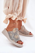 Sandales pour femmes design moderne ouvertes talon compensé motif serpent cuir artificiel beige doré summer shoes