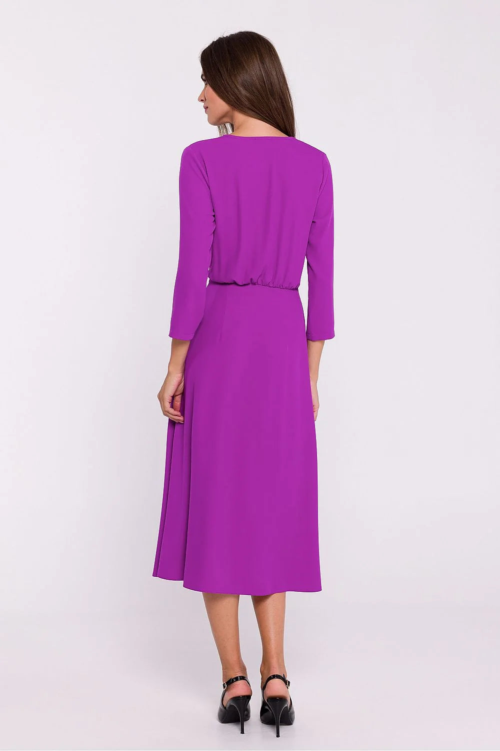 robe cachecoeur violette fluide soyeuse manches troisquarts col V cintrée jupe évasée midi fente discrète boutons décoratifs élégante