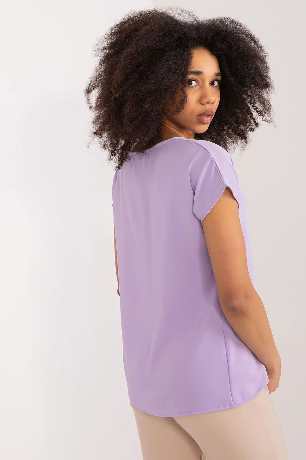 Chemisier femme moderne manches courtes encolure V couleur violet pastel polyester léger et confortable look casual chic occasion professionnelle et détente