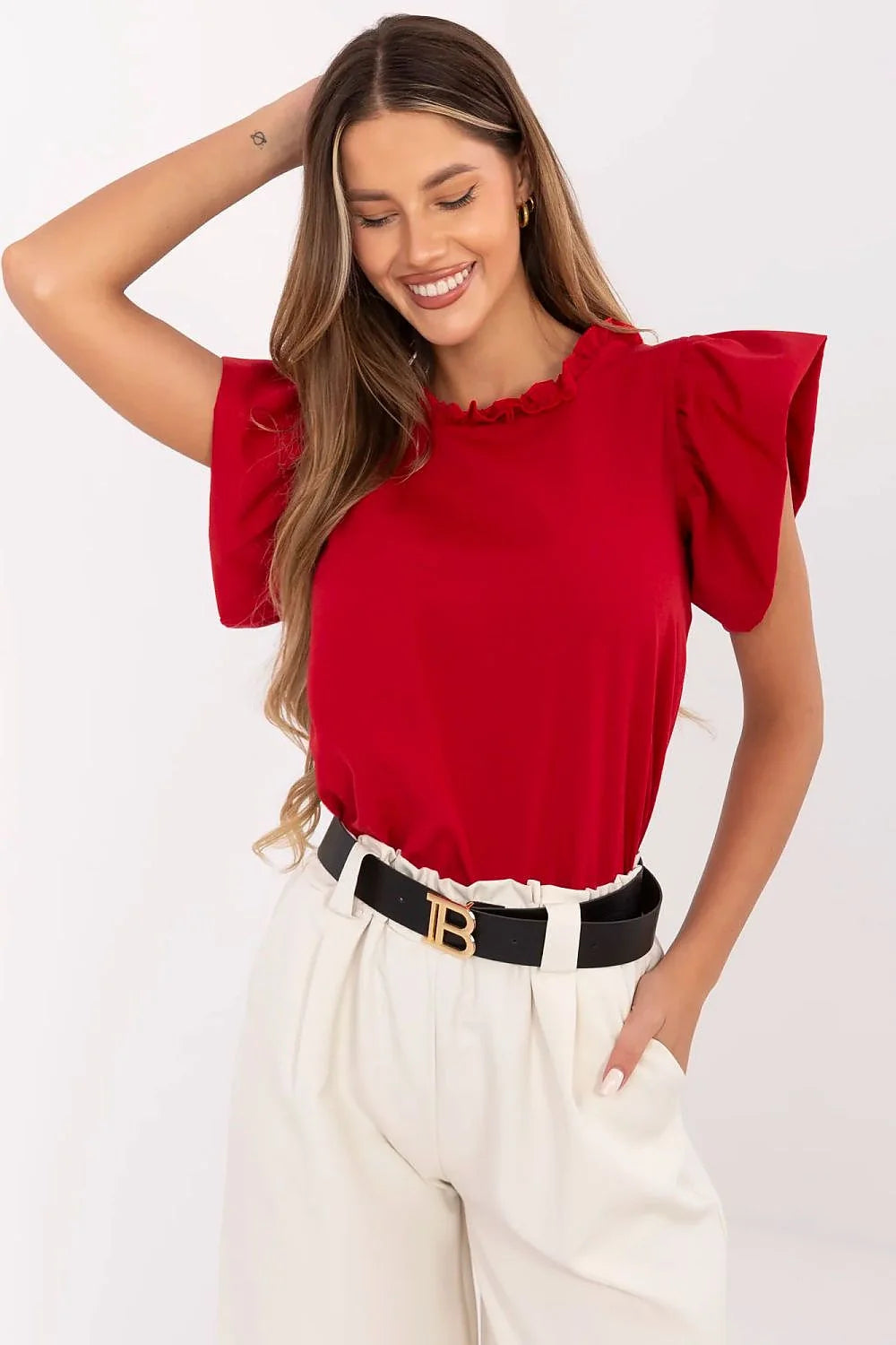chemisier féminin élégant rouge coton manches courtes volume col froncé délicat pantalon blanc taille haute ceinture noire boucle dorée