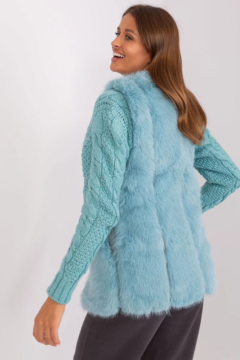 Gilet sans manches en fausse fourrure bleu clair et pull longues manches maille épaisse style moderne chic femme