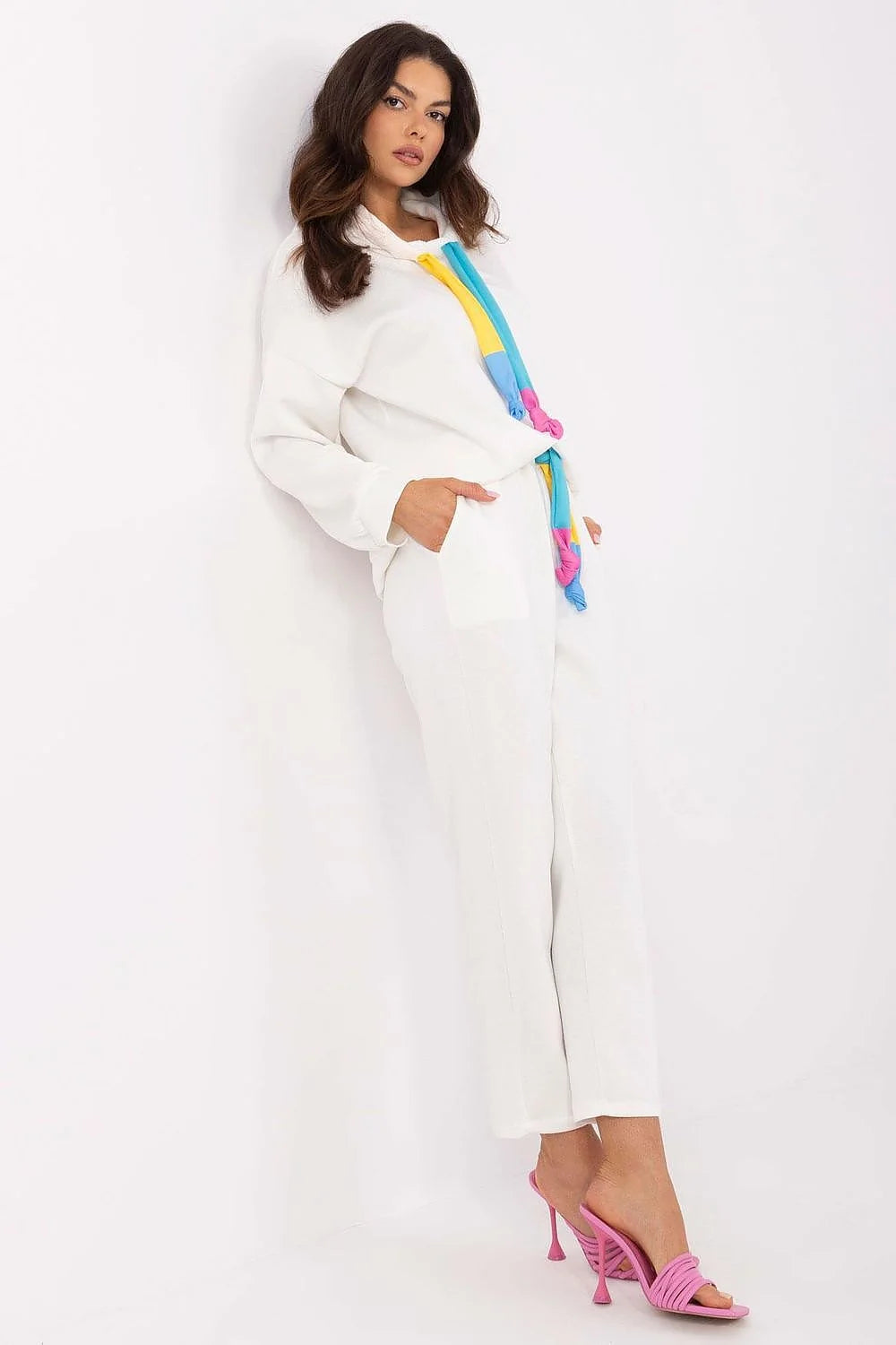 Ensemble de survêtement décontracté chic pour femmes, hoodie à capuche, pantalon droit, sandales à talons, couleur blanche et multicolore, style moderne, confort et élégance