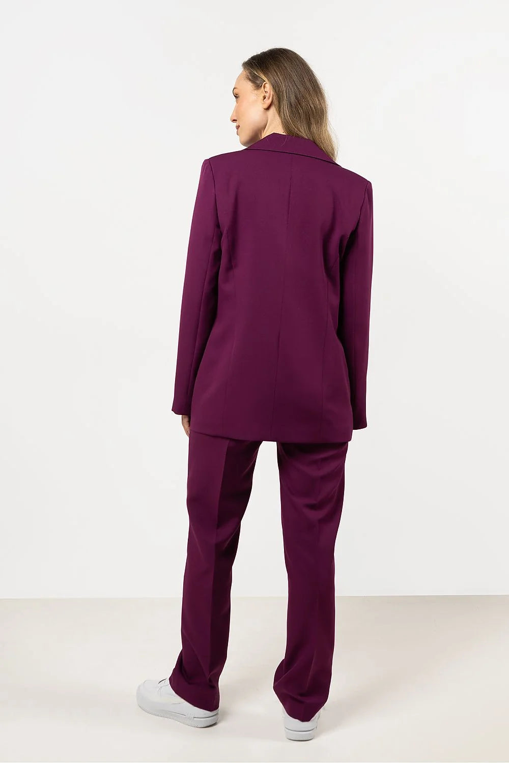ensemble femme tshirt blanc manches courtes col rond coupe ample coton léger pantalon prune coupe droite taille haute pli repassé