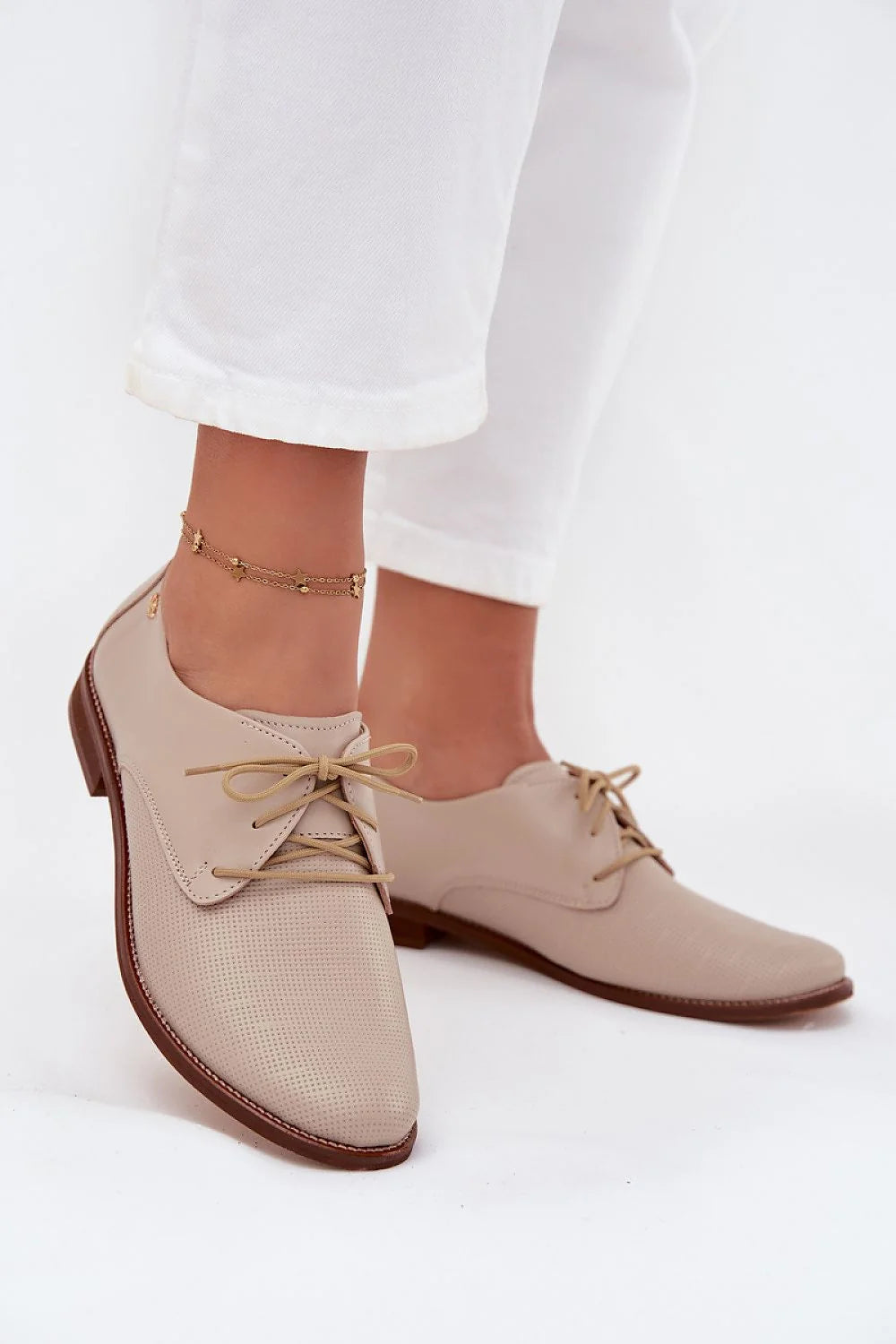 derbies femme lacées cuir naturel beige nude pointu amande perforée semelle contrastée marron petit talon surpiqûres tonales polyvalentes bureau confort