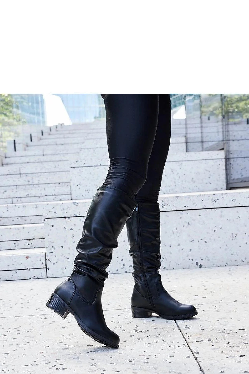 Bottes cuissardes design classique et élégant couleur noire tige ajustée style plissé talon carré bas semelle antidérapante finitions discrètes matériau similicuir occasion automne-hiver femme