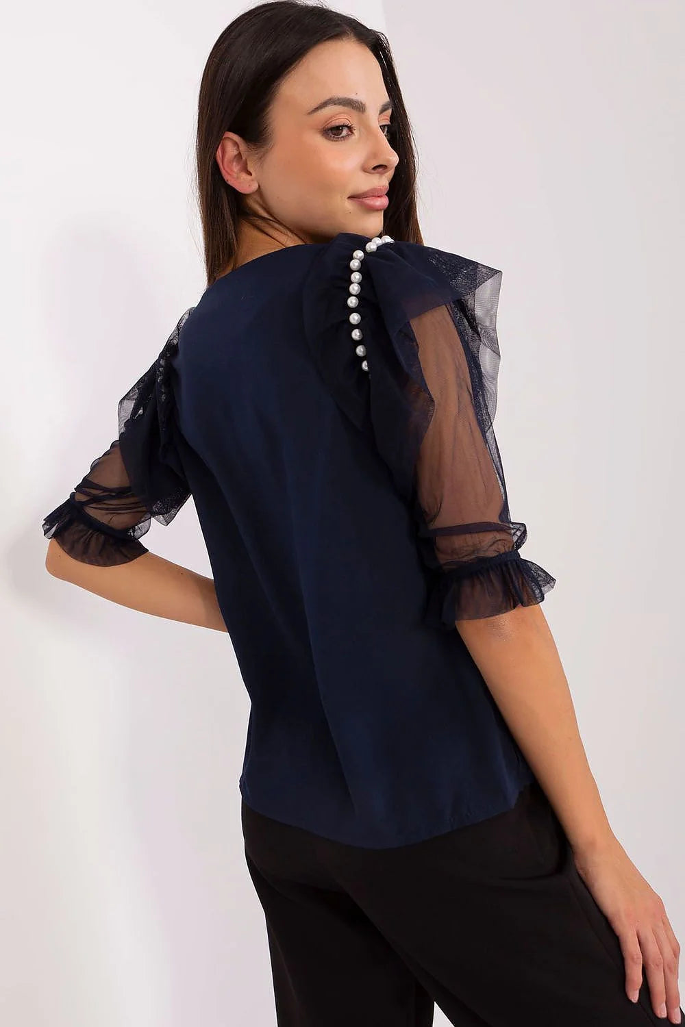 blouse femme chic bleu marine col rond coupe droite longueur classique manches troisquarts ballon tulle volants perles épaules satinée fluide