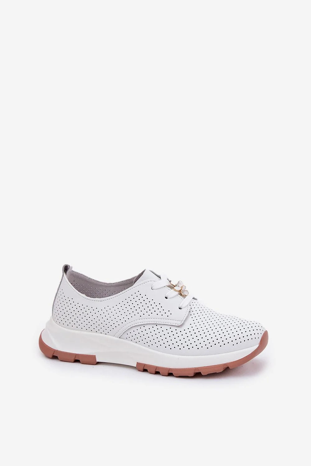 Chaussures basses pour femmes en cuir naturel, design perforé, couleur blanche, détails fleur dorée, semelle épaisse, look moderne, confort quotidien
