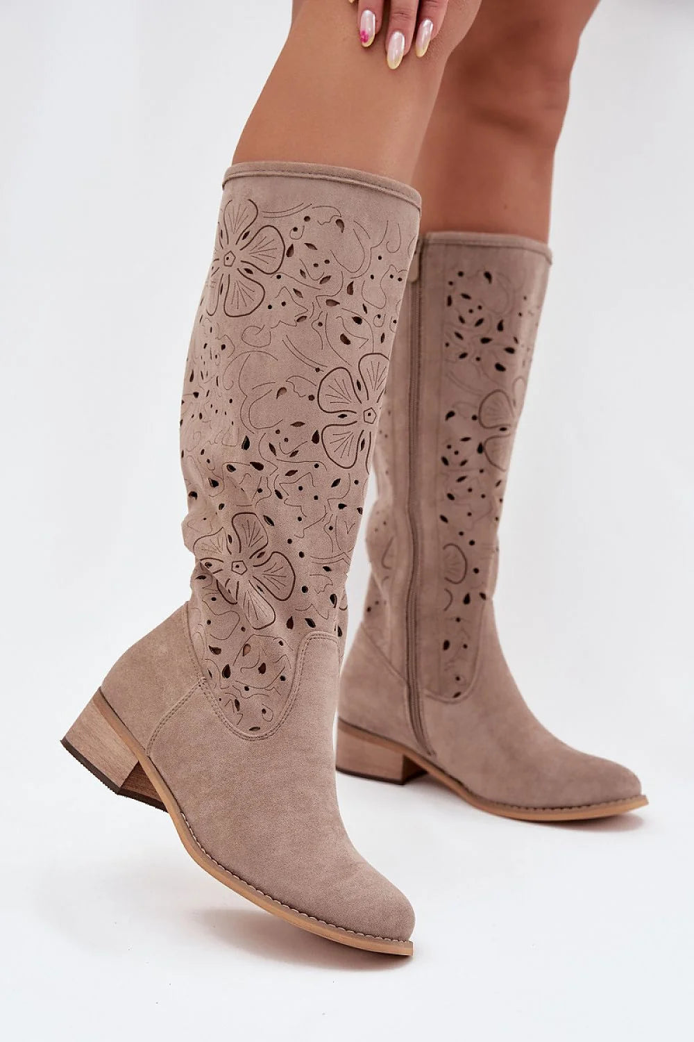 bottes femme suédine taupe montantes genou ajourées perforées zippées talon bas bois bout rond confortables contrefort renforcé stabilité bohème chic