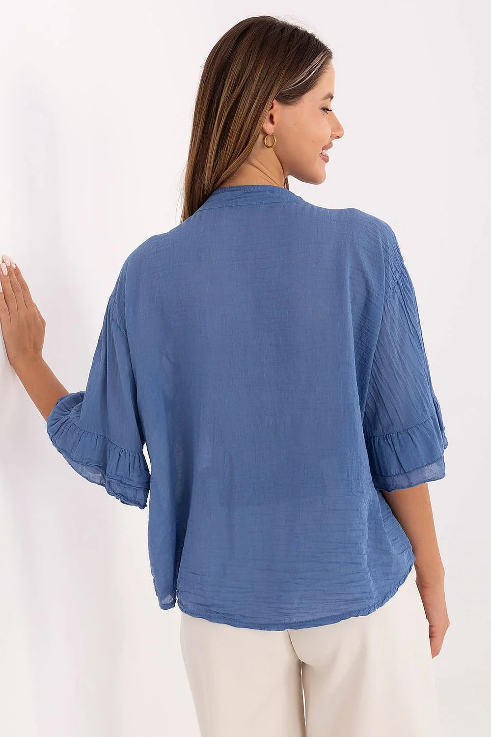 Chemise bohème pour femme en coton couleur bleue douce manches 3/4 volants col rond style élégant