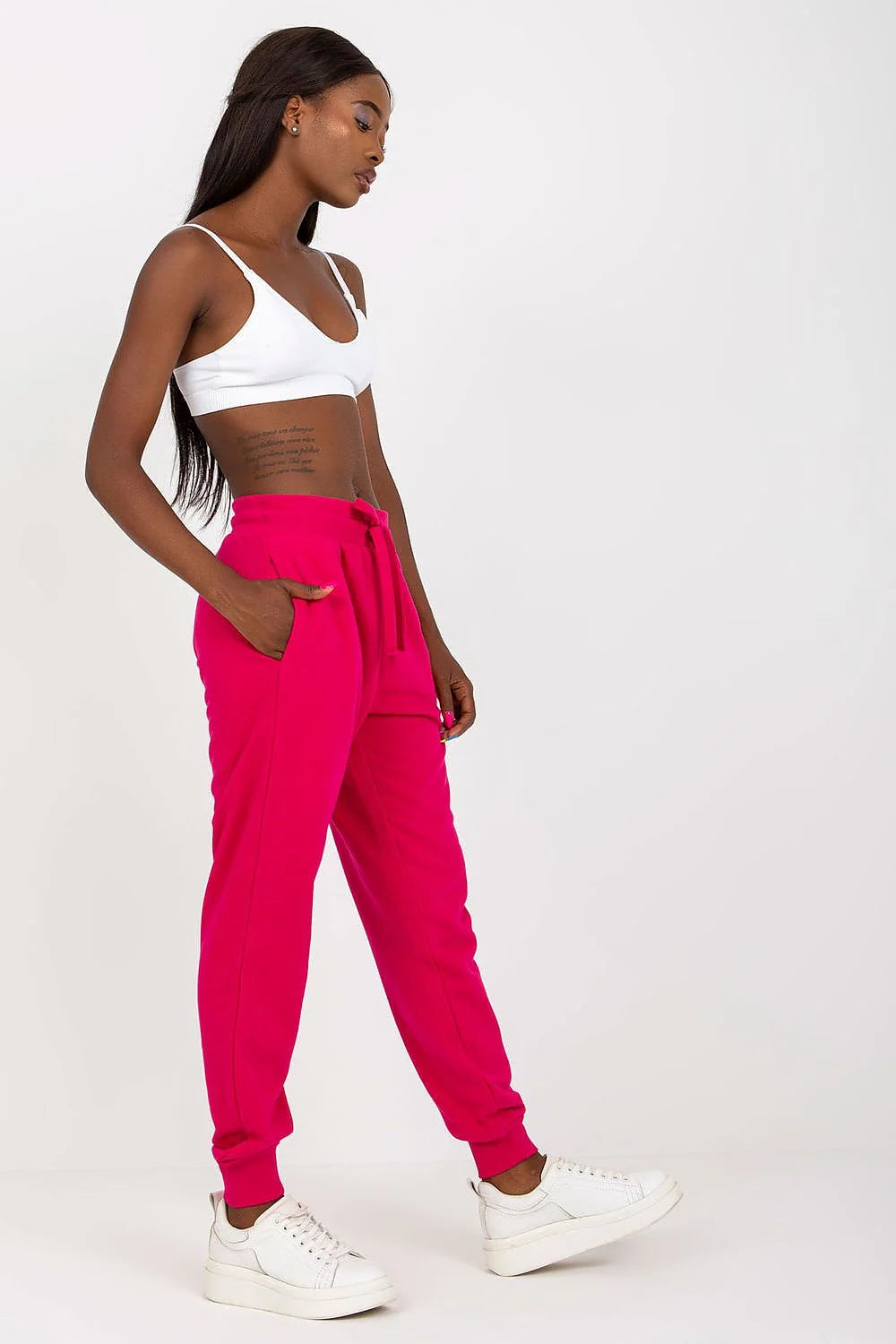 Tenue décontractée pour femme crop top ajusté et pantalon jogging gris foncé occasionnels