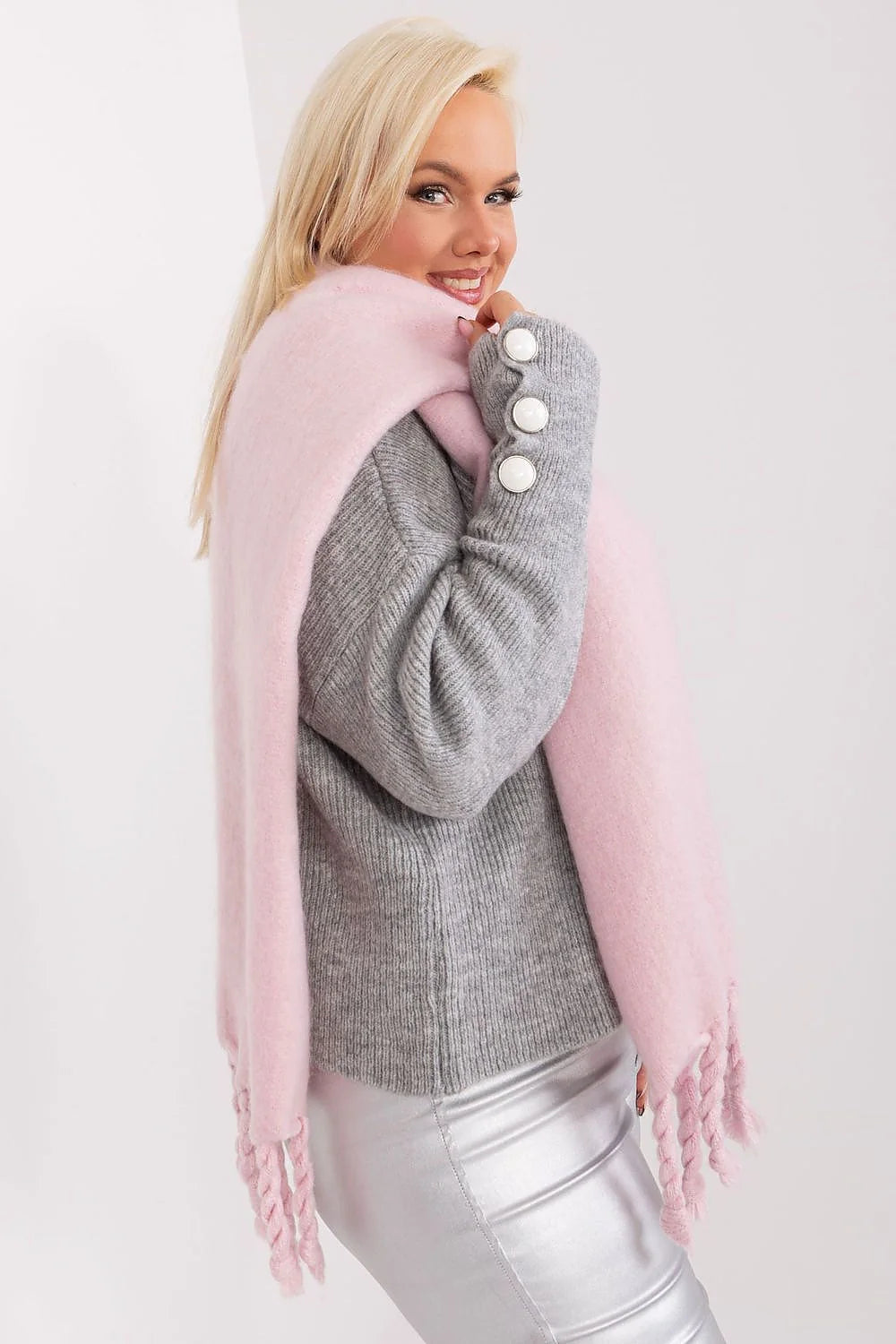 Écharpe longue en laine douce rose clair avec franges torsadées mode femme automne hiver