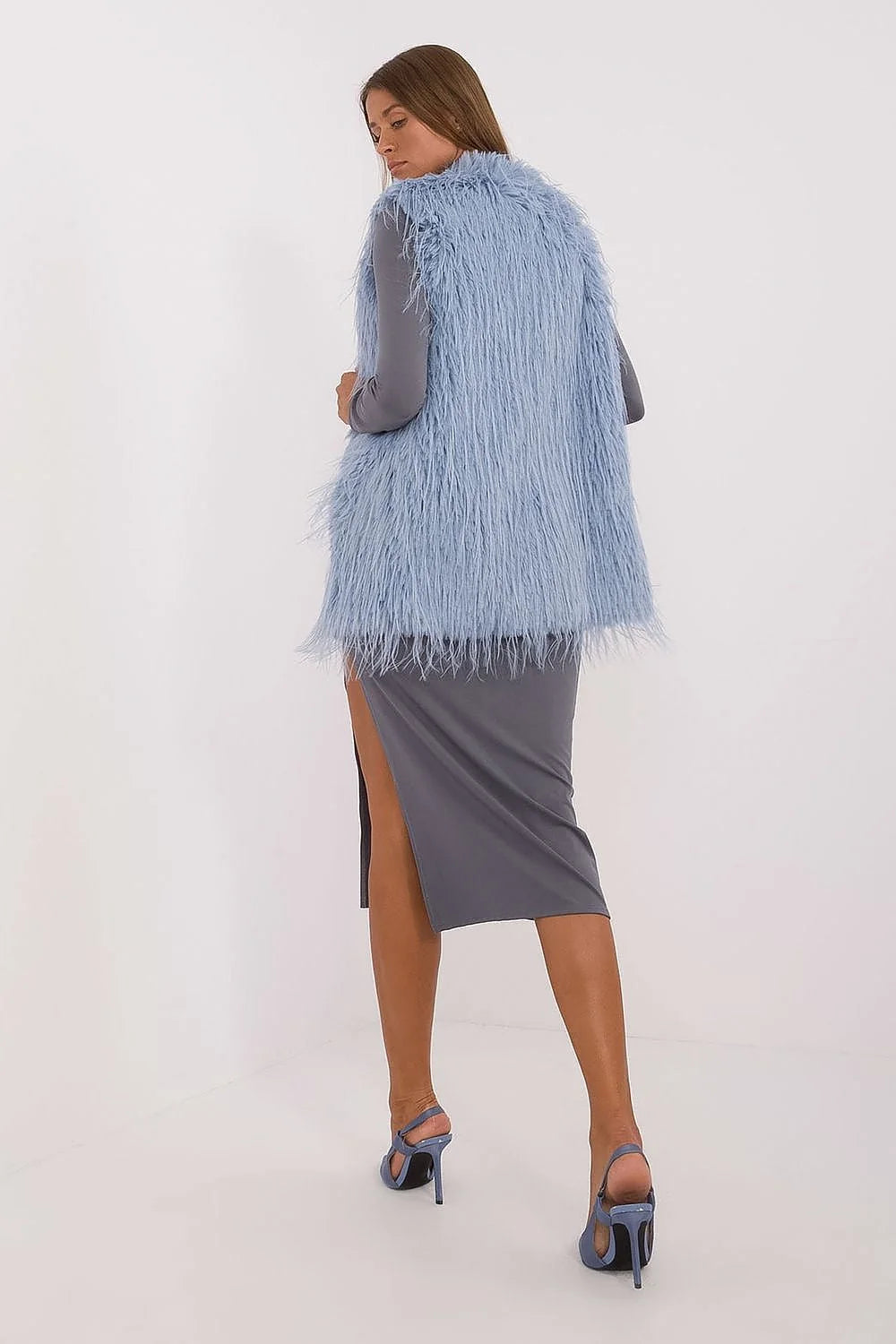 Ensemble robe et gilet mode féminine moderne sophistiqué robe moulante midi manches longues col montant gilet texture fourrure imitation sans manches bleu pâle femme