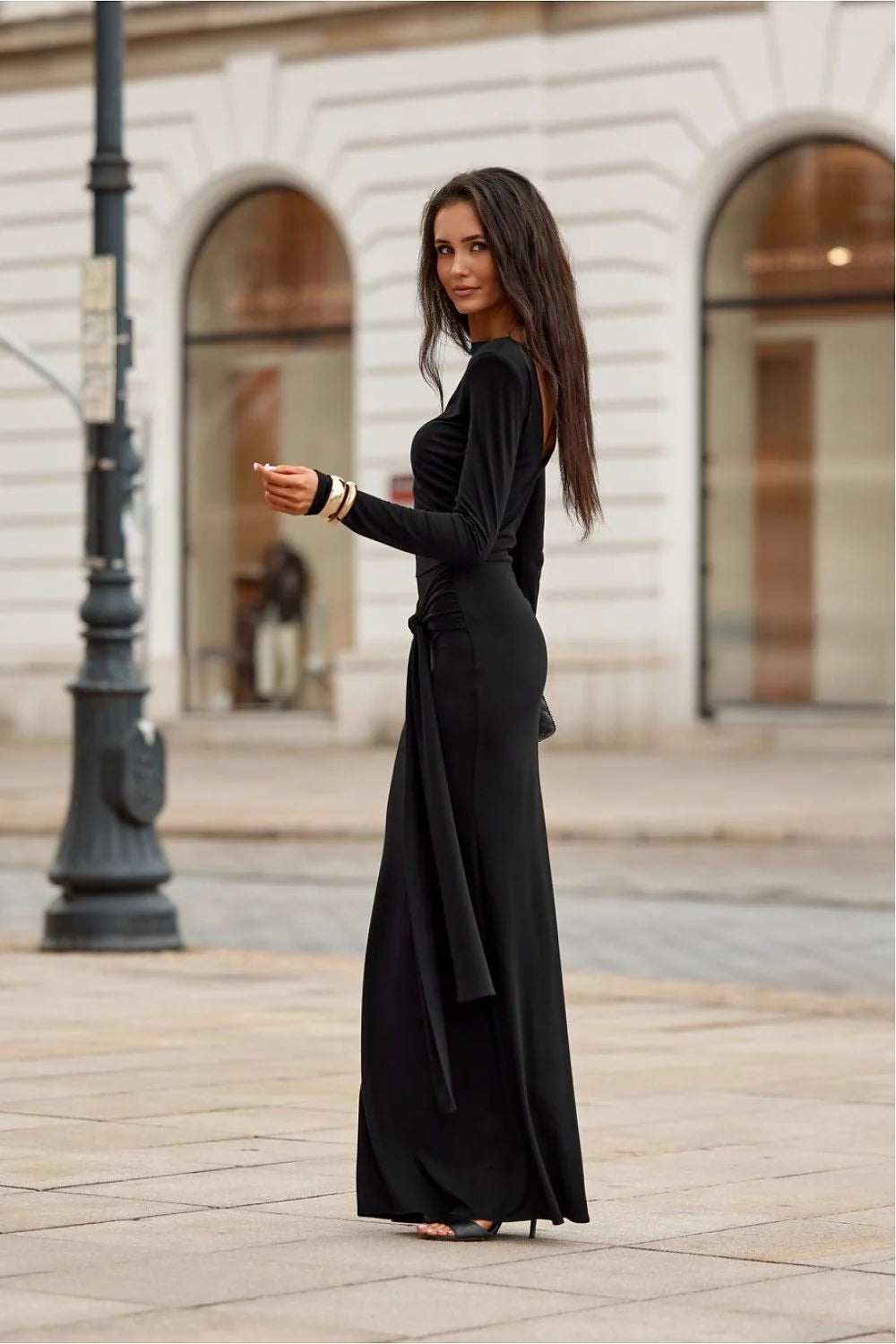 robe longue noire manches longues ajustée encolure bateau taille cintrée ceinture noeud drapé jersey extensible jupe maxi évasée