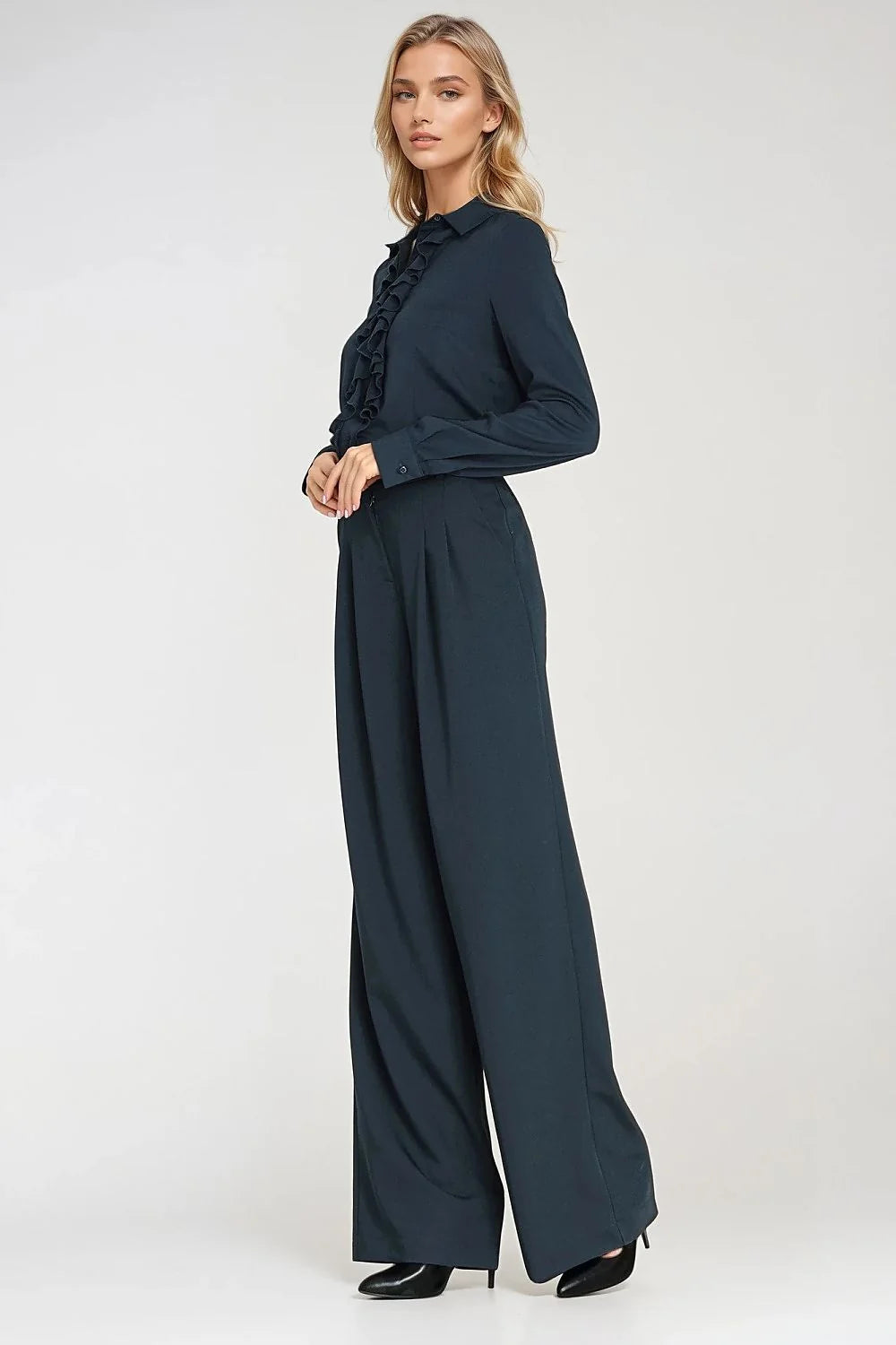 chemise manches longues cintrée col plastron volants boutonnée coupe droite fluide légère poignets boutonnés soignées bleu marine viscose