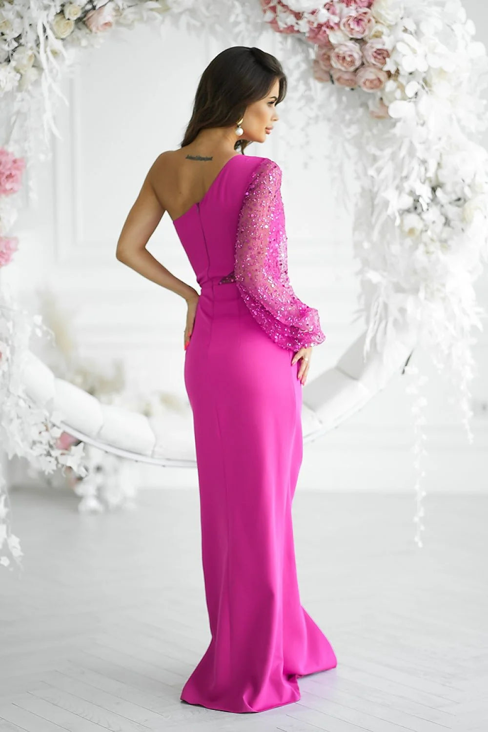 robe soirée longue asymétrique fuchsia manche unique tulle brodé sequins ajustée drapée taille ceinture fente haute silhouette glamour scintillante
