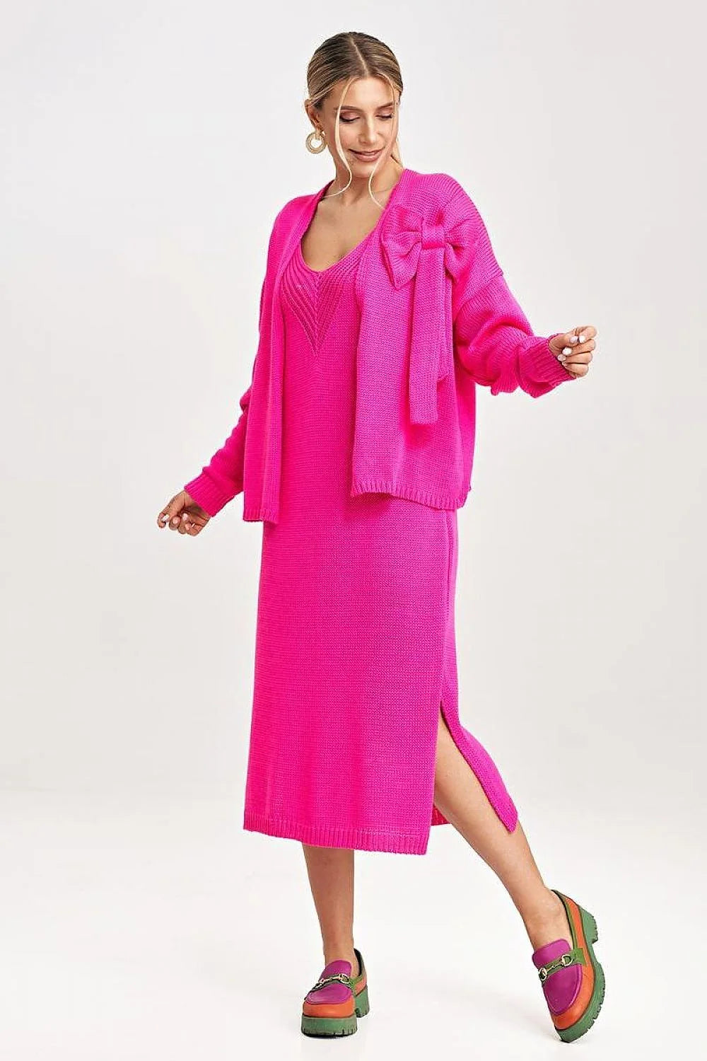 ensemble figl robe midi maille tricotée fuchsia vif col V coupe droite fente latérale cardigan oversize nœud épaule