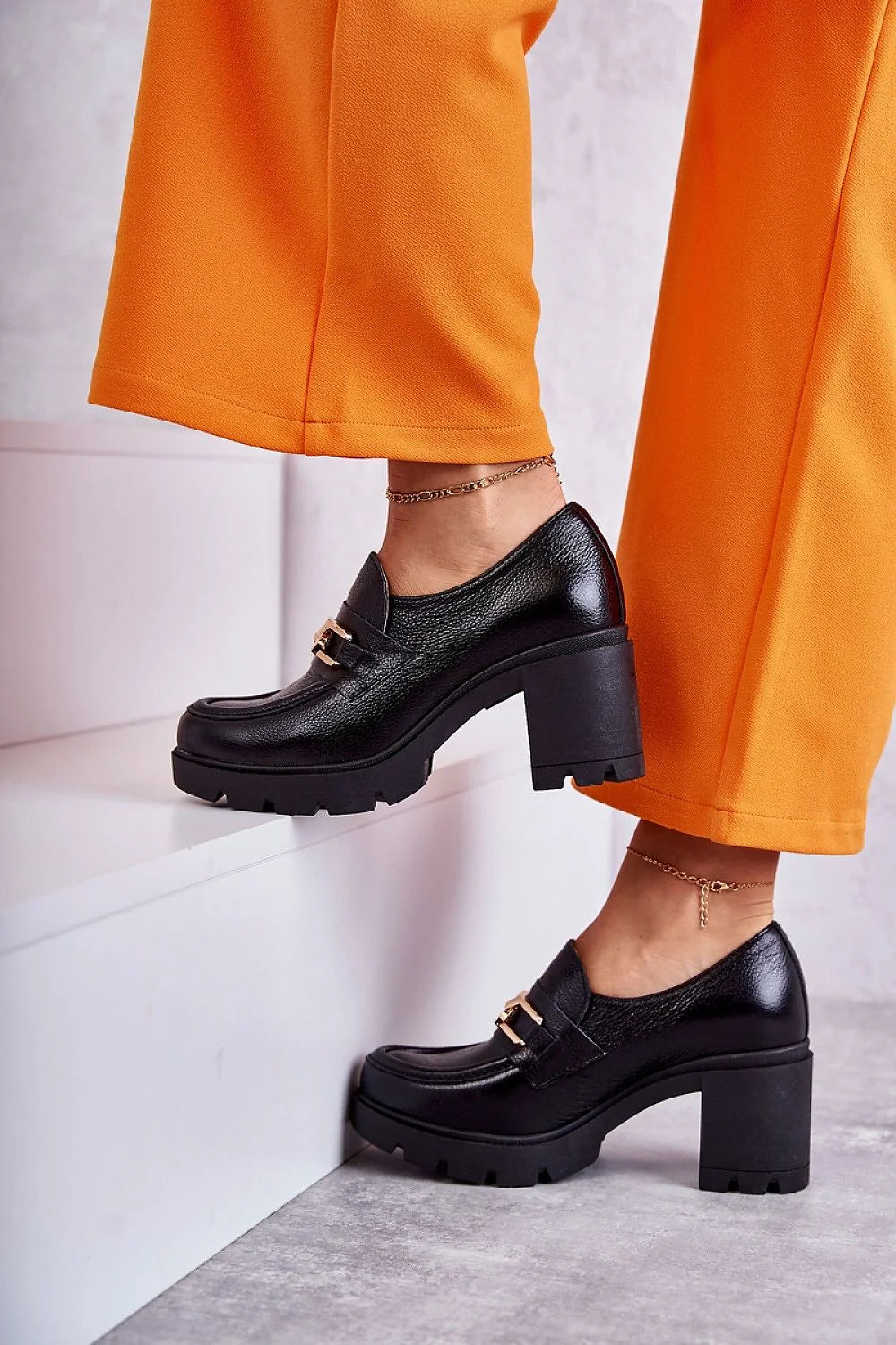 Mocassins femmes modernes audacieux talon bloc 5-7 cm cuir noir chaîne dorée confortable style élégant