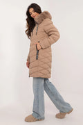 Veste d'hiver élégante pour femme en polyester matelassé capuche fourrure amovible longueur genoux fermeture à glissière beige moderne