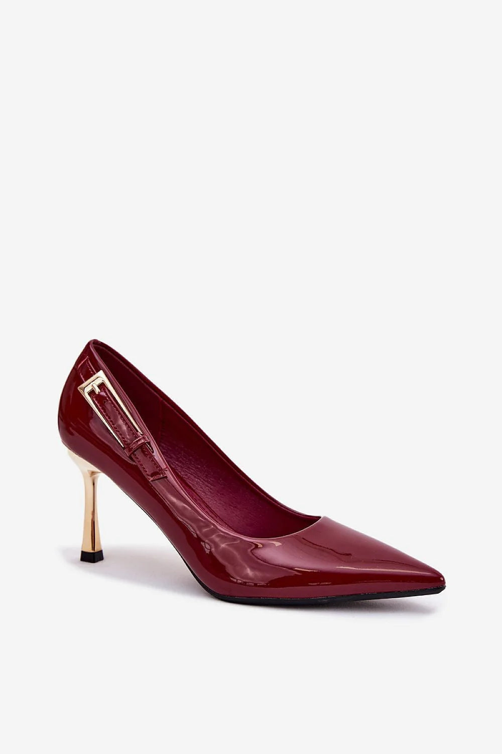 Talons hauts élégants pour femmes en cuir vernis rouge bordeaux, bout pointu, talon doré, boucle métallique, soirée, occasion formelle, mode, style sophistiqué, confortable, design raffiné