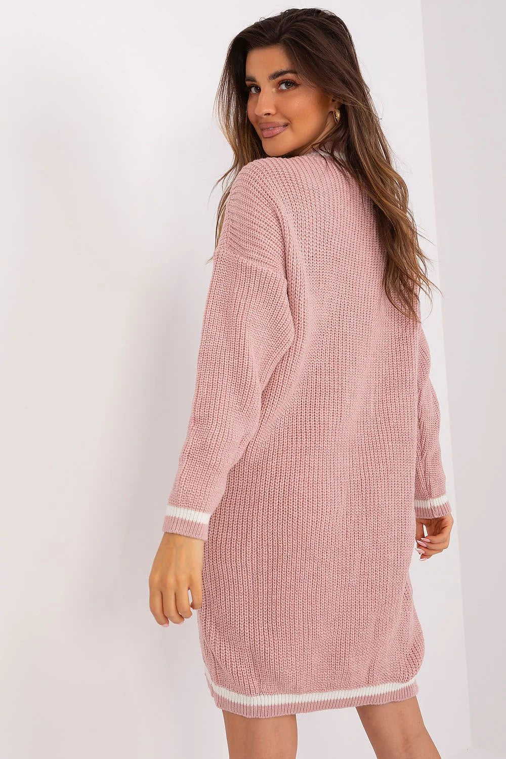 Robe de jour Badu en tricot maille épaisse acrylique laine couleur rose pâle col V manches longues coupe ample femme
