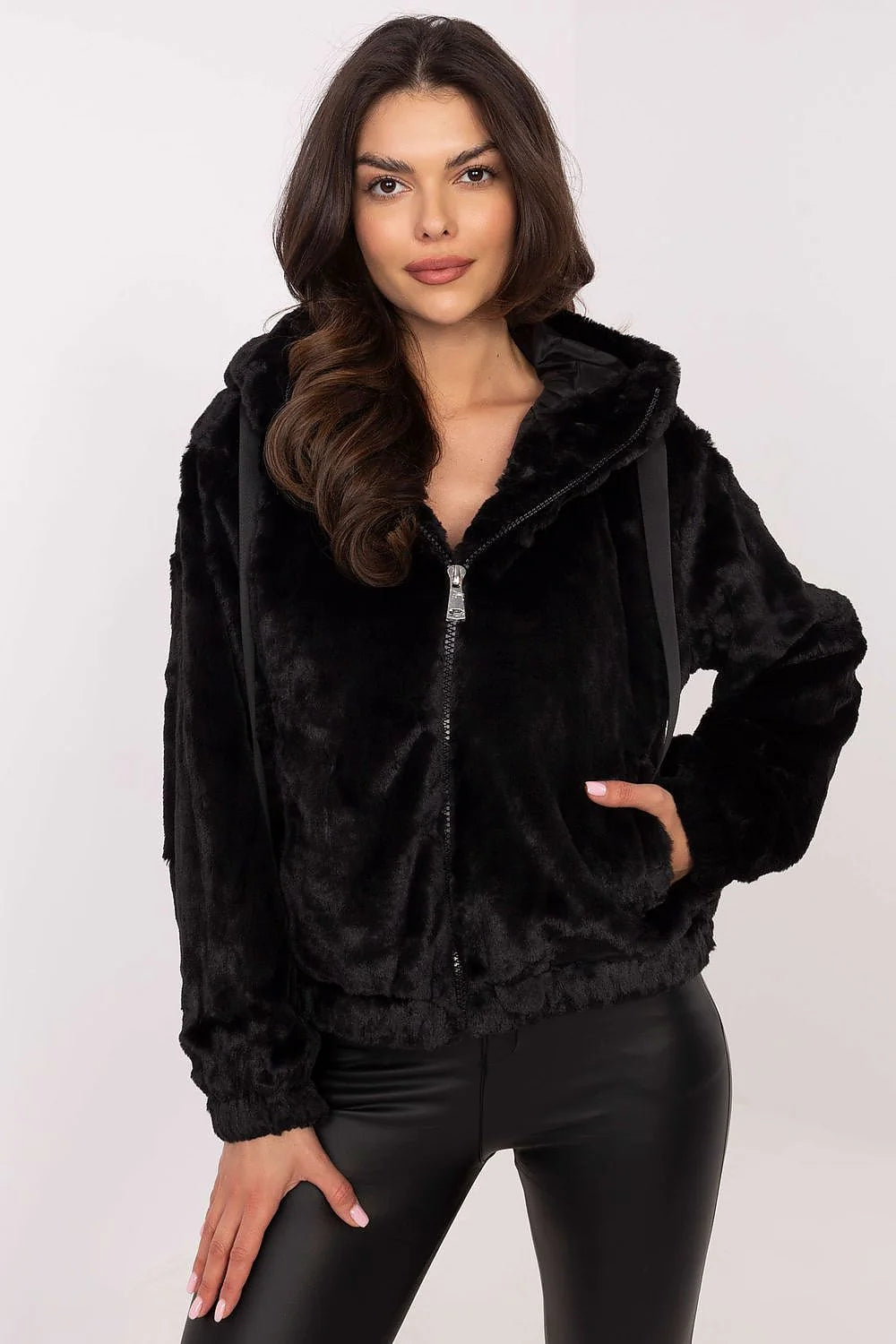 Veste en fausse fourrure noire pour femme, capuche intégrée, manches longues, fermeture éclair, style élégant et moderne