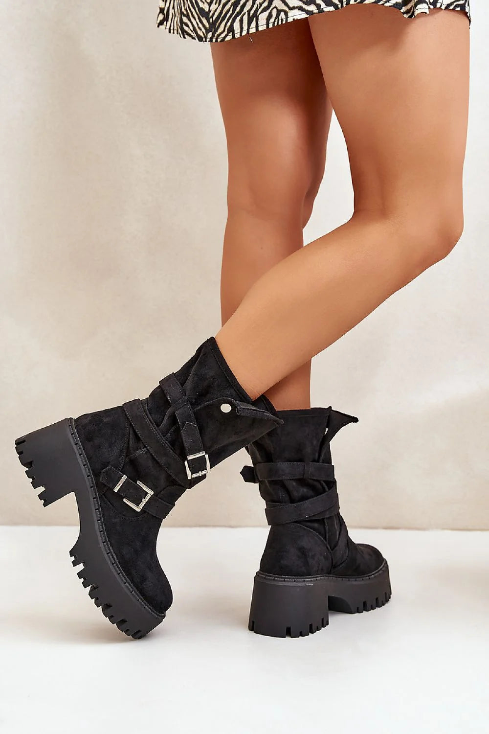 Bottes femmes style moderne suédé écolo sangles ajustables boucles argentées haut talon 7cm coupe mi-mollet