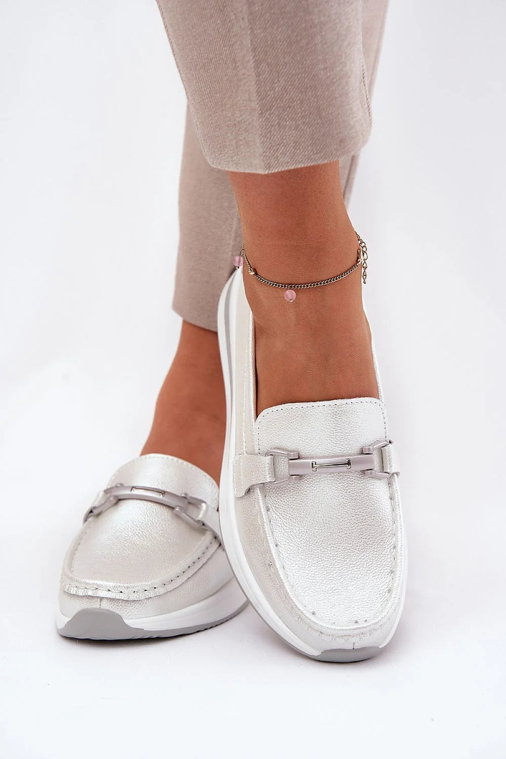 Moccasins pour femmes élégants en cuir naturel blanc nacré avec détails métalliques argentés, semelle épaisse, confort tout la journée, occasion quotidienne ou semi-formelle
