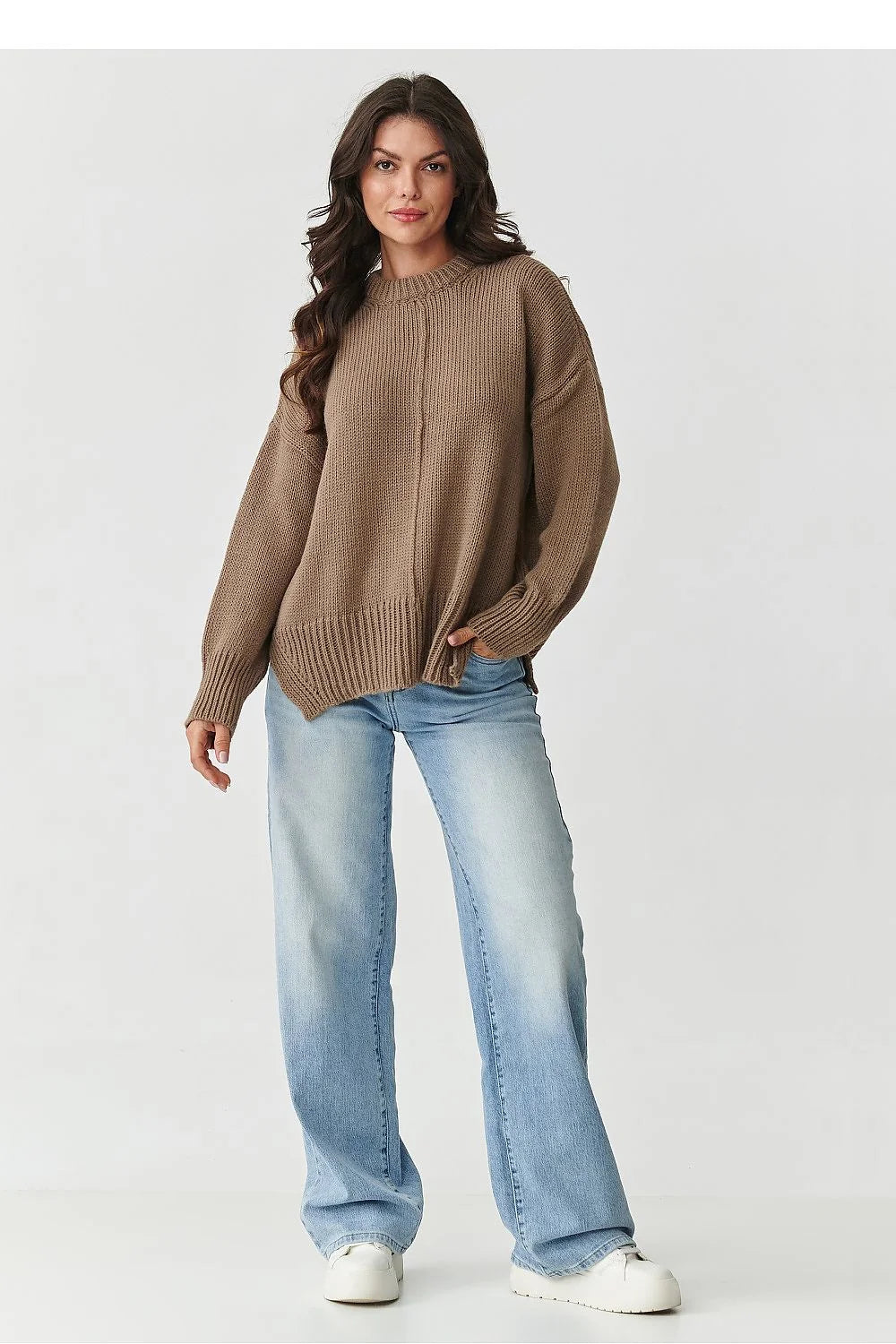 pull femme oversize maille épaisse camel taupe col rond côtelé manches longues tombantes base asymétrique ourlet fente côté zip décoratif