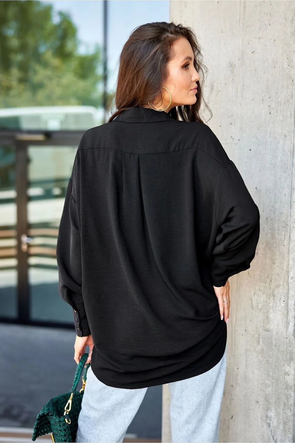 Chemise femme manches longues asymétrique Oversize noir tissu léger coupe moderne boutons poignets poche poitrine détails élégants