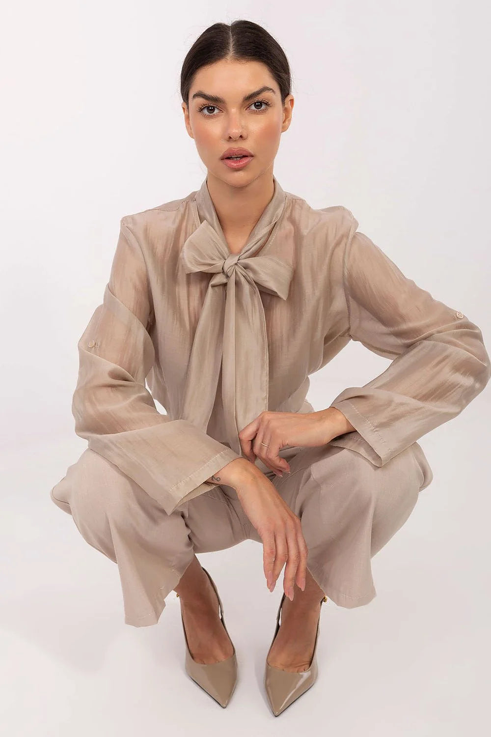 chemise femme manches longues retroussables col lavallière nœud tencel polyester soyeuse voile satinée beige taupe coupe fluide drapée boutonnage classique