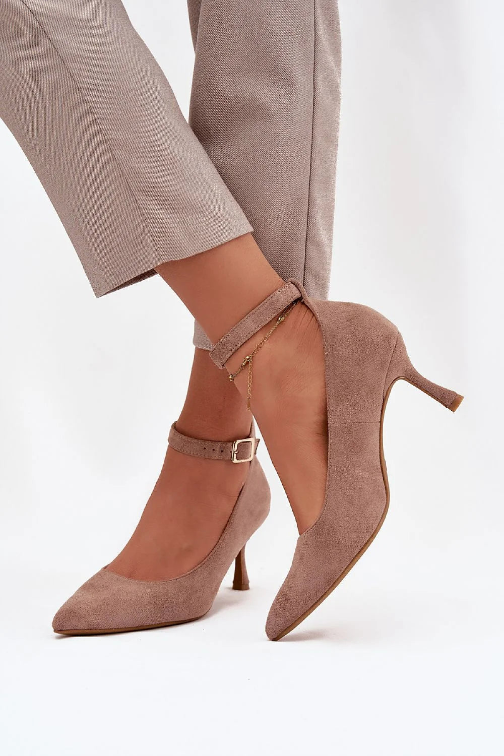 escarpins femme daim suédé écologique taupe bout pointu silhouette effilée bride cheville boucle dorée maintien confort polyvalent élégant